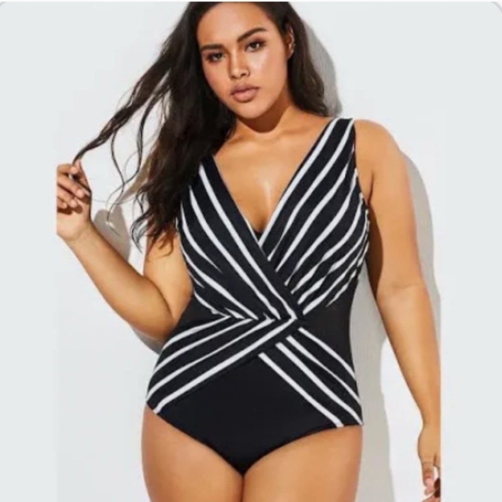 Meet.Curve Black and White Striped Women's One-Piece Twist Swimsuit NWT - Picture 4 of 9